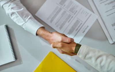 Zatrudnienie pierwszego pracownika w 2026 r.: całkowity koszt pracodawcy, formalności i ulgi ZUS